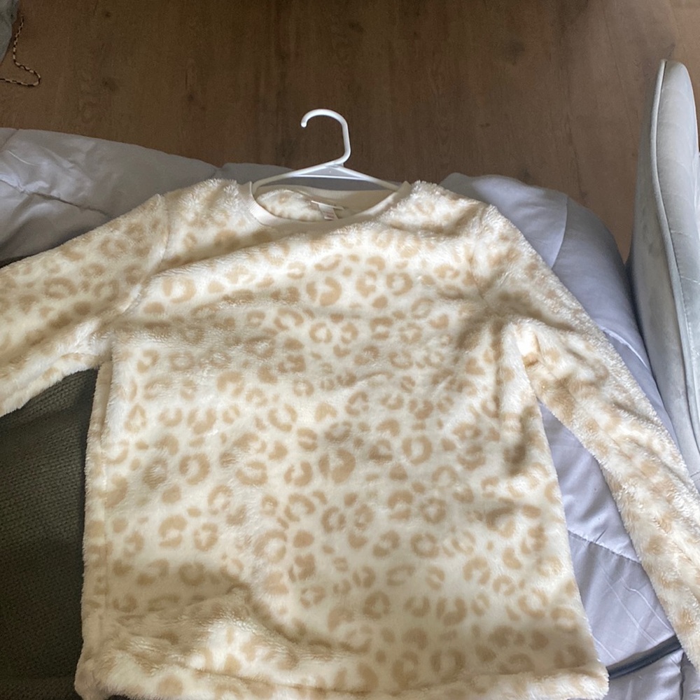 This is a SUPER soft and ADORABLE sweater it was barely worn just like new!!